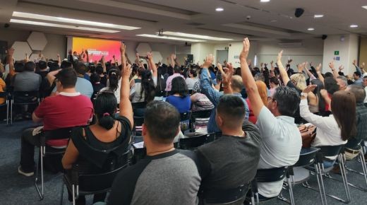 Asistentes participando en una conferencia presencial